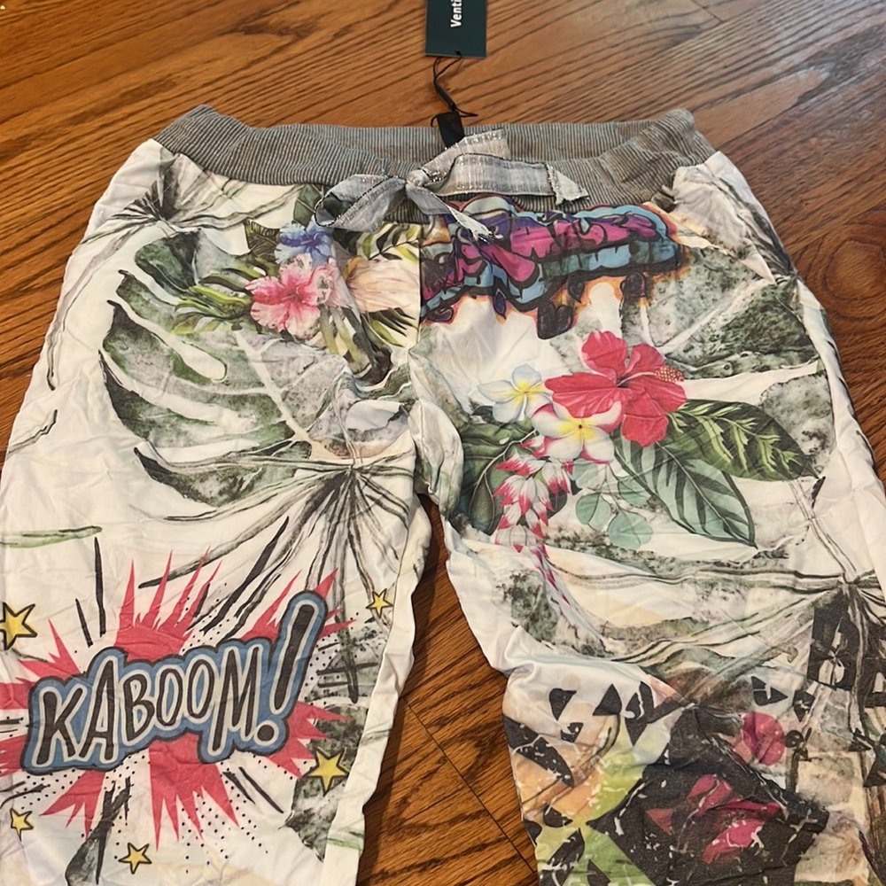 NWT Venti6 Woman’s White Floral Graffiti Joggers Size M - Picture 3 of 7
